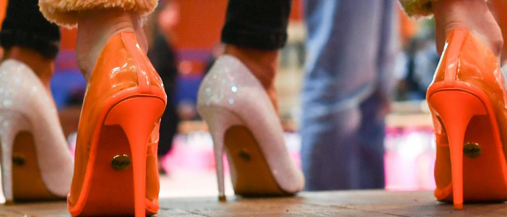 Models warten backstage auf den Beginn der Modenschau der Designerin Hoermanseder. 