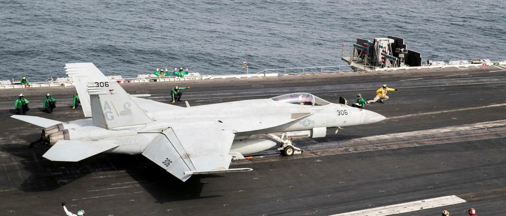 Ein Kampfflugzeug aus der USS Abraham Lincoln im Arabischen Meer: Die USA nutzten den Unabhängigkeitstag zur Machtdemonstration.