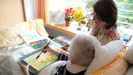 In Hospizen versuchen die Mitarbeiter, auf individuelle Bedürfnisse der Patienten einzugehen – nicht nur auf medizinische.