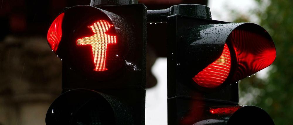 Der Junge lief bei Rot. Er wurde vom Seitenspiegel des Autos getroffen und starb zwei Wochen später im Krankenhaus.