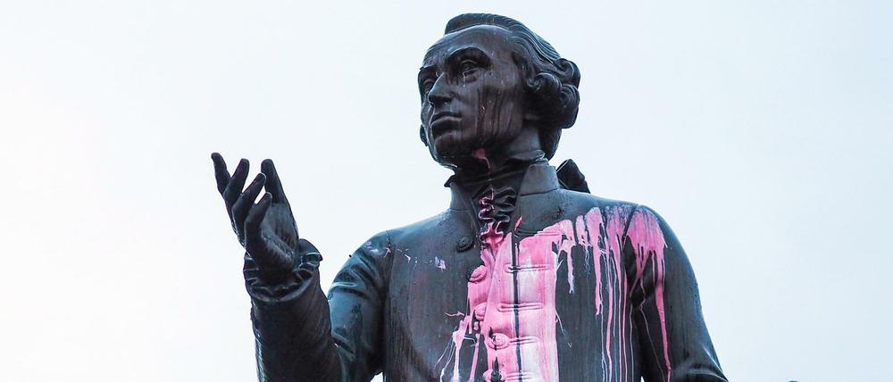 Kants Gedanken zur Aufklärung scheinen nicht alle zu überzeugen: 2018 wurde seine Statue in Kaliningrad mit rosa Farbe besudelt.