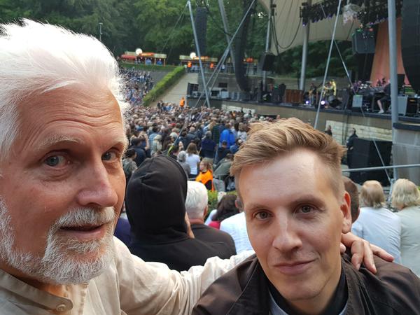 Peter Soltau, 66, mit seinem Sohn, dem Tagesspiegel-Autor Hannes Soltau, 32, in der Waldbühne.