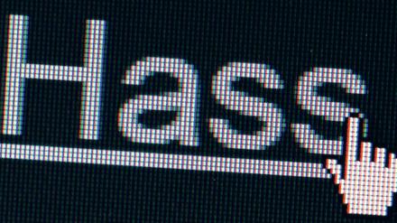 Im Internet kommt es zu einer zunehmenden Enthemmung. HateAid will dagegen vorgehen.