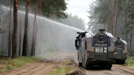 Mit Wasserkanonen löscht die Polizei den Waldbrand bei Lübtheen.