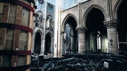 Verkohlte Trümmer. Geht es nach Präsident Macron soll Notre-Dame zu den Olympischen Spielen 2024 in Paris wieder hergestellt sein.
