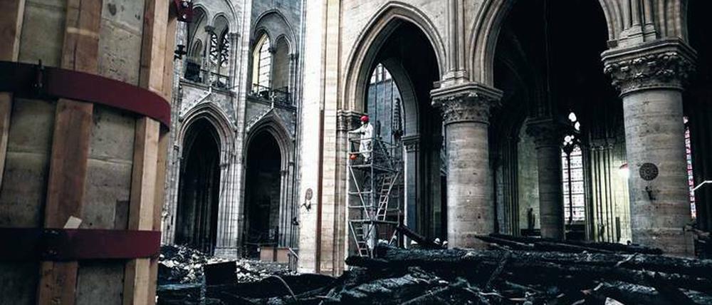Verkohlte Trümmer. Geht es nach Präsident Macron soll Notre-Dame zu den Olympischen Spielen 2024 in Paris wieder hergestellt sein.