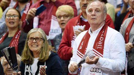 Unglaublich. Uli Hoeneß sucht verzweifelt nach Neuzugängen für den FC Bayern.