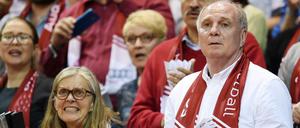 Unglaublich. Uli Hoeneß sucht verzweifelt nach Neuzugängen für den FC Bayern.