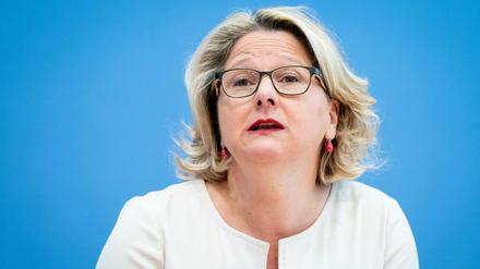 Bundesumweltministerin Svenja Schulze (SPD) stellt drei Gutachten zur möglichen Ausgestaltung eines CO2-Preises in der Bundespressekonferenz vor.