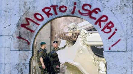 In Jugoslawien wurde die europäische Idee im Kleinen zerschlagen. Bundeswehrsoldaten 2004 in einer ausgebrannten serbisch-orthodoxen Kirche.