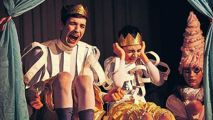 Szene aus „Die Liebe zu den drei Orangen“ mit Daniel Arnaldos (Prinz) und dem Ensemble des Kinderopernhauses Unter den Linden.