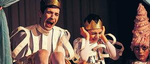 Szene aus „Die Liebe zu den drei Orangen“ mit Daniel Arnaldos (Prinz) und dem Ensemble des Kinderopernhauses Unter den Linden. 