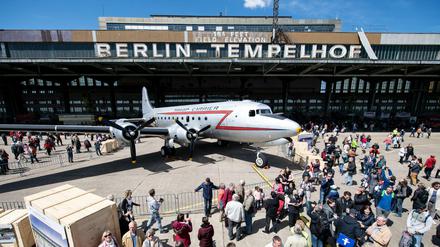 Ähnlich wie beim Fest der Luftbrücke (siehe Bild) wurde auch am Donnerstagabend auf dem Flughafen Tempelhof gefeiert.