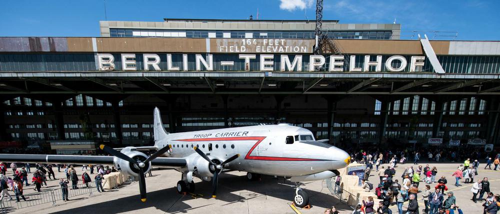 Ähnlich wie beim Fest der Luftbrücke (siehe Bild) wurde auch am Donnerstagabend auf dem Flughafen Tempelhof gefeiert.
