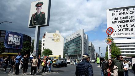 Touristenattraktion: Der Checkpoint Charlie in Berlin.