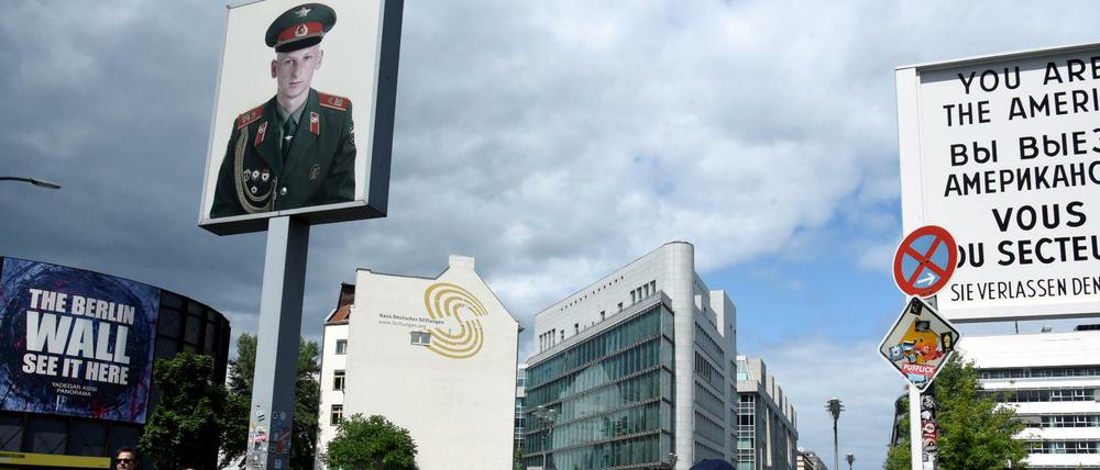 Touristenattraktion: Der Checkpoint Charlie in Berlin.
