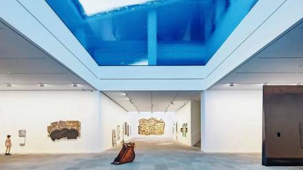 Spiel der Elemente. Blick in die „Die Quelle“ unterhalb der gläsernen Decke über dem kreuzförmigen Ausstellungsraum. 