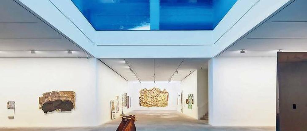 Spiel der Elemente. Blick in die „Die Quelle“ unterhalb der gläsernen Decke über dem kreuzförmigen Ausstellungsraum. 