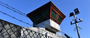Überwachungskameras vor einem Gebäude auf dem Gelände der Justizvollzugsanstalt Tegel