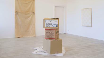 Kartons von Kim Yong-Ik. Eine Ansicht der Ausstellung "This is not the answer" in der Galerie Barbara Wien.