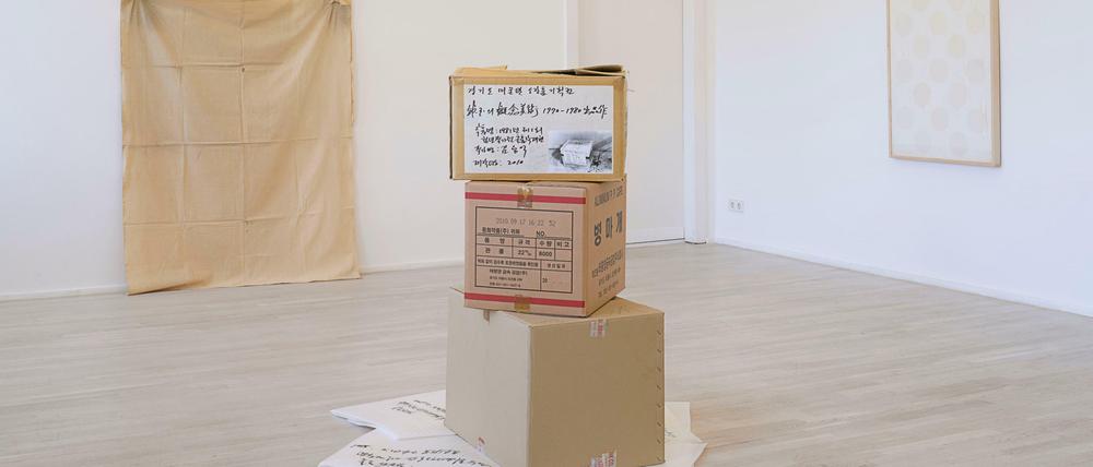 Kartons von Kim Yong-Ik. Eine Ansicht der Ausstellung "This is not the answer" in der Galerie Barbara Wien.