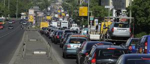 Pendler im morgendlichen Berufsverkehr in Berlin könnte die CO2-Steuer erheblich belasten.