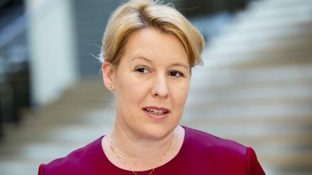 Familienministerin Franziska Giffey wehrt sich gegen den Vorwurf, sie profiliere sich gegen die SPD: "Ich habe hart für die Sozialdemokratie gearbeitet."