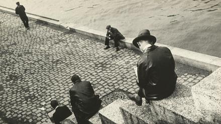 "Drei Männer auf der Treppe an der Seine" von Ilse Bing, 1931.