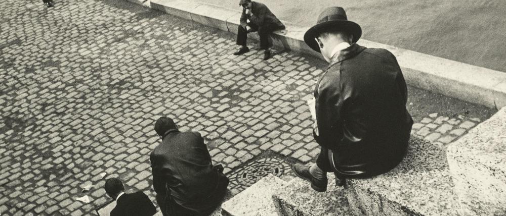 "Drei Männer auf der Treppe an der Seine" von Ilse Bing, 1931.