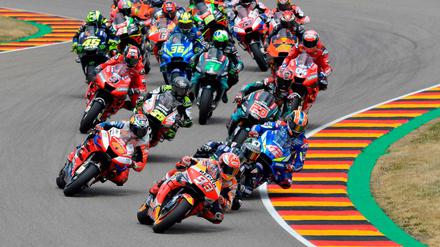 An der Spitze: Marc Marquez (vorne) holt sich auf dem Sachsenring den zehnten Sieg in Folge.