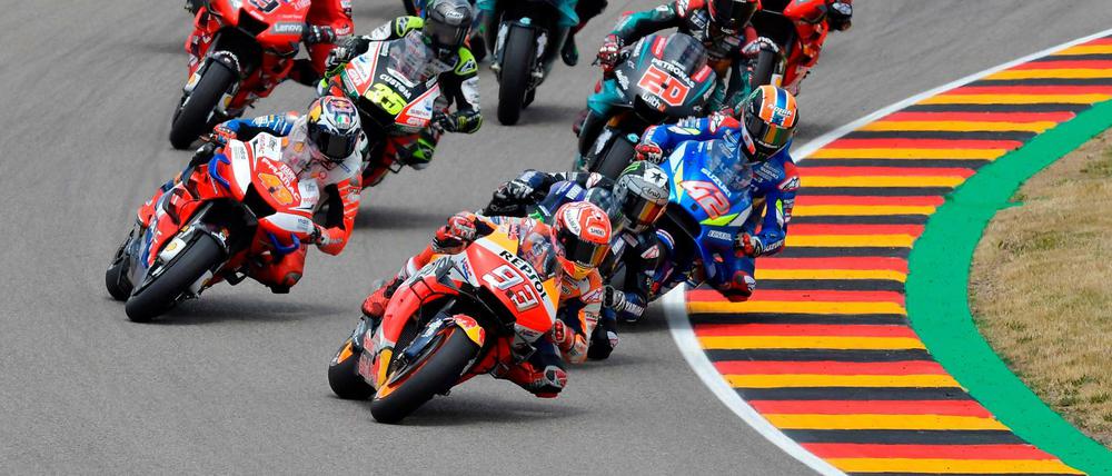 An der Spitze: Marc Marquez (vorne) holt sich auf dem Sachsenring den zehnten Sieg in Folge.
