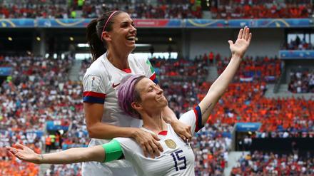 So sehen Weltmeisterinnen aus. US-Kapitänin Megan Rapinoe feiert mit Alex Morgan.