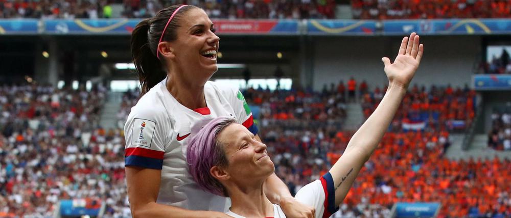 So sehen Weltmeisterinnen aus. US-Kapitänin Megan Rapinoe feiert mit Alex Morgan.