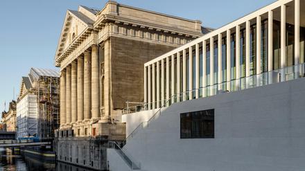 Am Kupfergraben schließt die James-Simon-Galerie direkt an das Pergamonmuseum an.