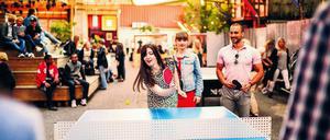 Aufschlagen. Der Open-Air-Club Trädgården liegt direkt unter den mächtigen Pfeilern einer Autobahnbrücke. 