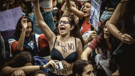 Demonstrantinnen protestieren im vergangenen Jahr in Barcelona gegen den Umgang der Justiz mit sexuellem Missbrauch.