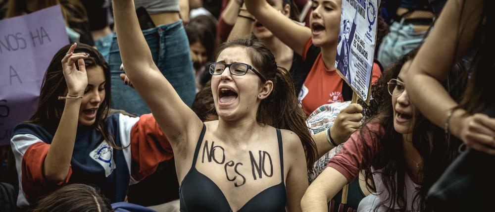 Demonstrantinnen protestieren im vergangenen Jahr in Barcelona gegen den Umgang der Justiz mit sexuellem Missbrauch. 