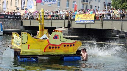 Das gelbe U-Boot ist Kult, auch beim Warnemünder Waschzuberrennen.