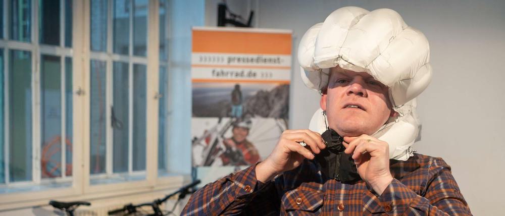 Luftiger Schutz: So sieht der Hövding nach dem Aufblasen aus.