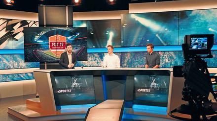 Wie im klassischen Fußball werden die E-Sport-Begegnungen beim „Fifa 19 Ultimate Team“ von professionellen Moderatoren und Kommentatoren begleitet. Im Bild Konni Winkler, Gordon Lesser und Georg Raffelt (v.l.n.r.).