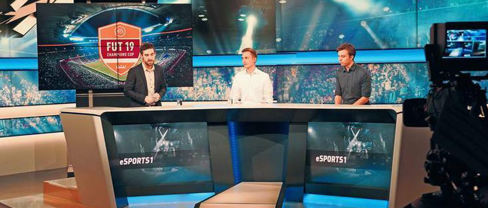 Wie im klassischen Fußball werden die E-Sport-Begegnungen beim „Fifa 19 Ultimate Team“ von professionellen Moderatoren und Kommentatoren begleitet. Im Bild Konni Winkler, Gordon Lesser und Georg Raffelt (v.l.n.r.).