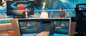 Wie im klassischen Fußball werden die E-Sport-Begegnungen beim „Fifa 19 Ultimate Team“ von professionellen Moderatoren und Kommentatoren begleitet. Im Bild Konni Winkler, Gordon Lesser und Georg Raffelt (v.l.n.r.).
