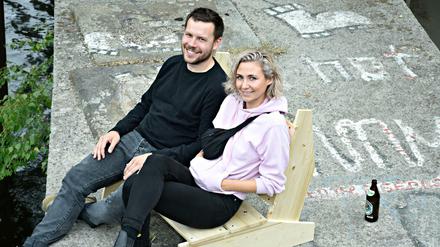 Die Banker von Kreuzberg. Bella und Benjamin laden alle Berliner zum Ausruhen auf ihren selbstgebauten Bänken ein. 