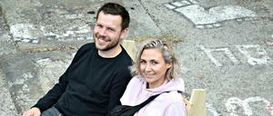 Die Banker von Kreuzberg. Bella und Benjamin laden alle Berliner zum Ausruhen auf ihren selbstgebauten Bänken ein. 