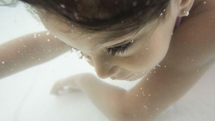 Geräuschlos. Wenn Kinder untergehen, halten sie den Mund instinktiv geschlossen, um kein Wasser zu schlucken.