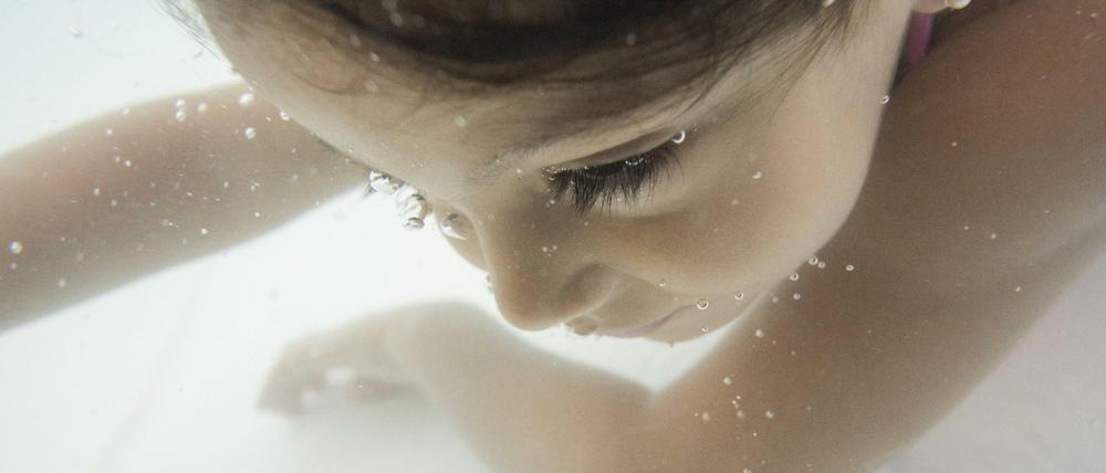 Geräuschlos. Wenn Kinder untergehen, halten sie den Mund instinktiv geschlossen, um kein Wasser zu schlucken.