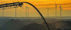 Erneuerbare Energie statt Kohlestrom. Und dann am besten den grünen Strom umwandeln in Wasserstoff - so stellt sich das Jörg Steinbach vor.