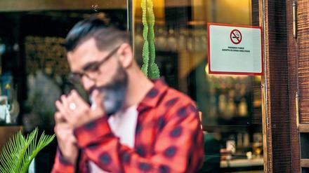 Soll das Rauchen in der Öffentlichkeit stärker reglementiert werden? Die Anti-Verbote-Partei FDP wagt sich vor.