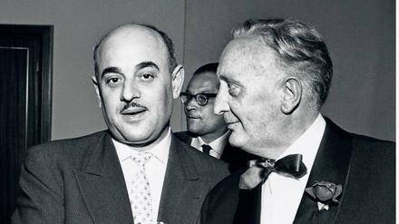 Der Filmproduzent Artur "Atze" Brauner in den 50er-Jahren an der Seite von Hans Albers.
