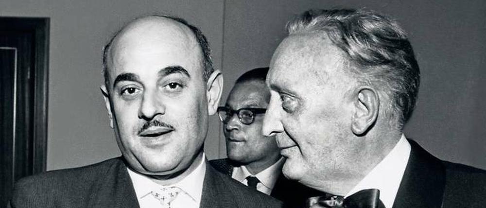 Der Filmproduzent Artur "Atze" Brauner in den 50er-Jahren an der Seite von Hans Albers. 